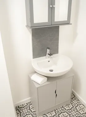 Student Hall Modern Bathroom